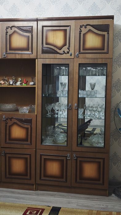 Продаю сервант для посуды, со шкафом.