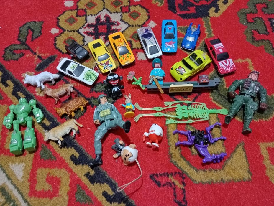 Набор разных игрушек