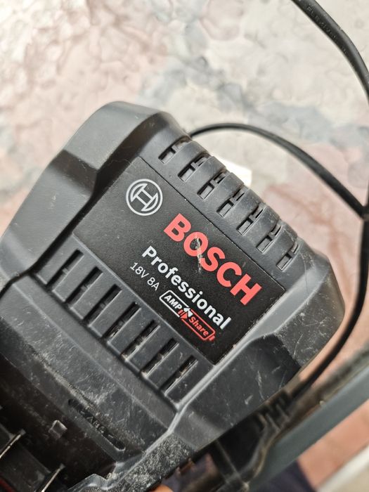 Încărcător Bosch Profesional 18V 8A AMP/Share, model 2024