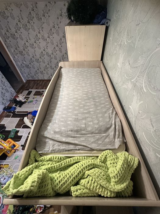 Продам детску кровать с рабочим столом