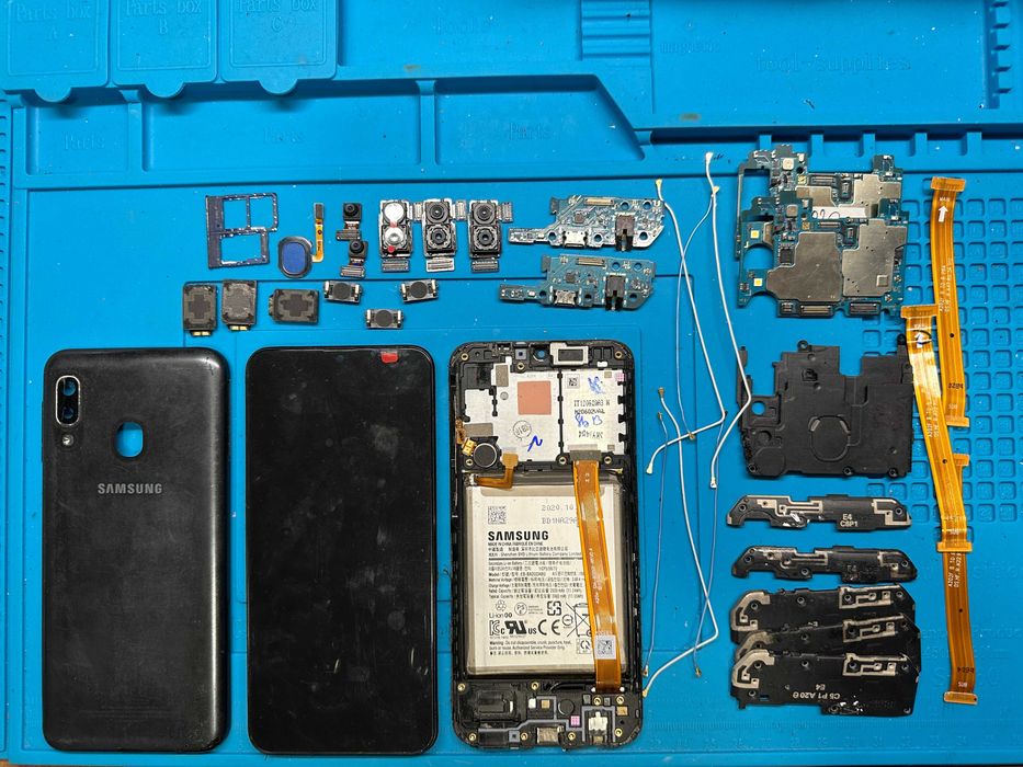 Samsung Galaxy A20e на части