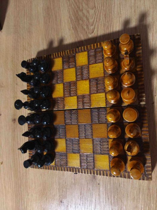 Малък Шах с Дървени фигури от Соца 17 х 17 см