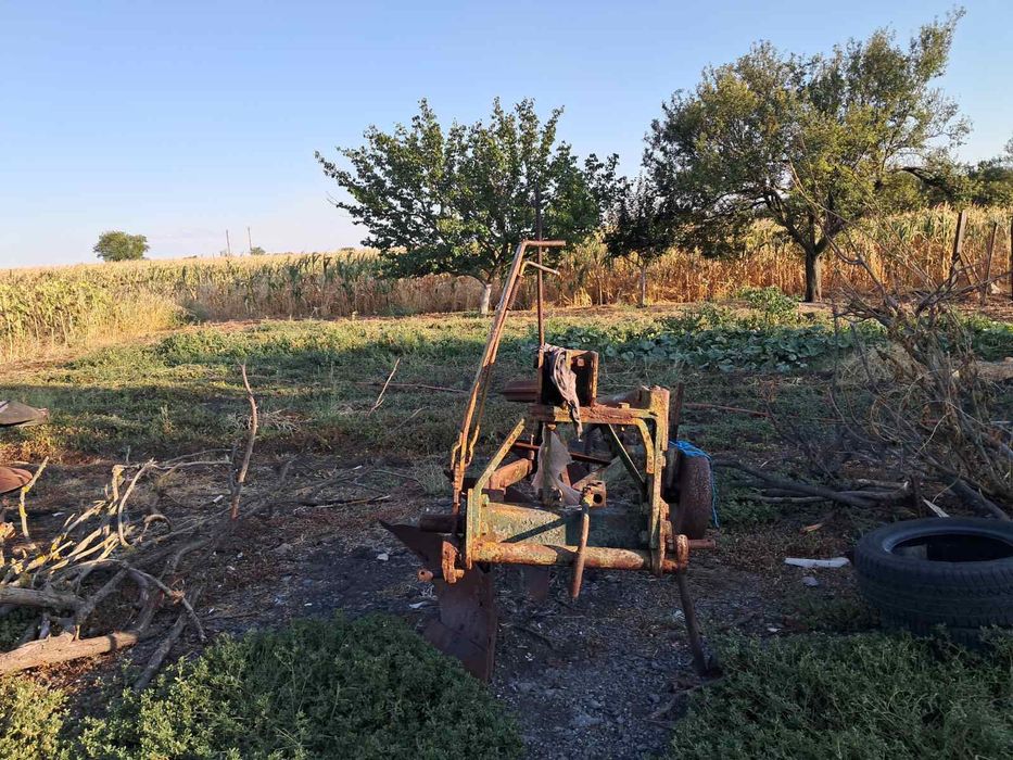 Продава плуг за малък трактор