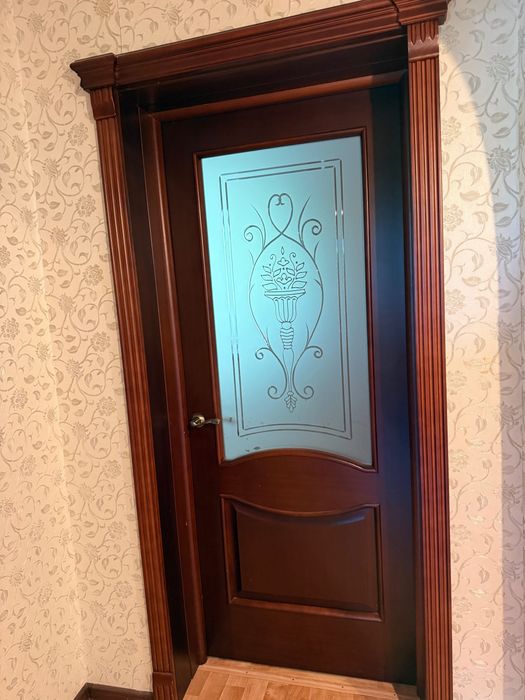 Продам двери б/у натуральное дерево.