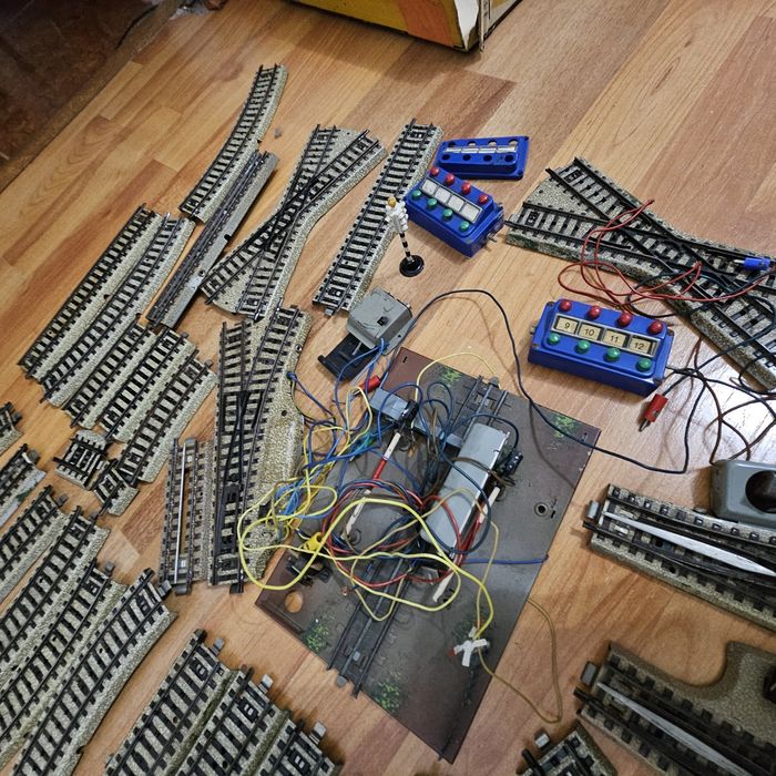 Trenulețe în miniatura de metal cu șine de tren electrice