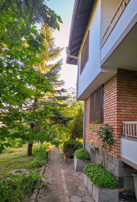 Продава се бутикова къща във вилната зона на с.Големо Бучино, Перник