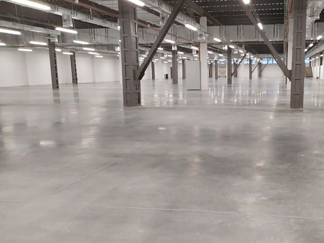 Бетонная стяжка полов .Топпинг.