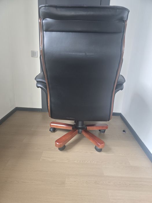 Офисное кресло руководителя