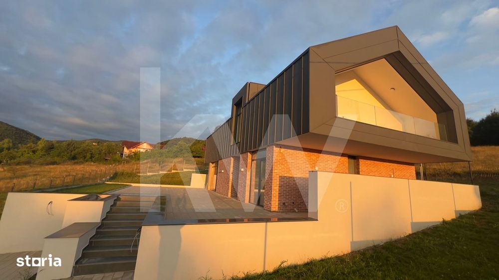 Casa arhitectura moderna cu panorama spre Muntii Fagaras si Cetatea Ci