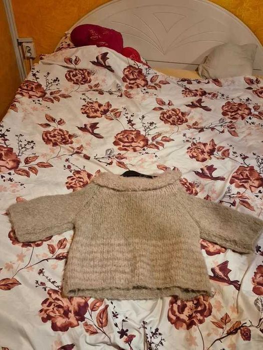 Pulover fluffy off shoulder Avenue Foch 36/38 gri roz cozy nou