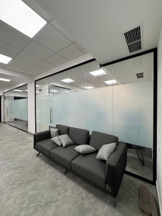 Стеклянный перегородки и витражи