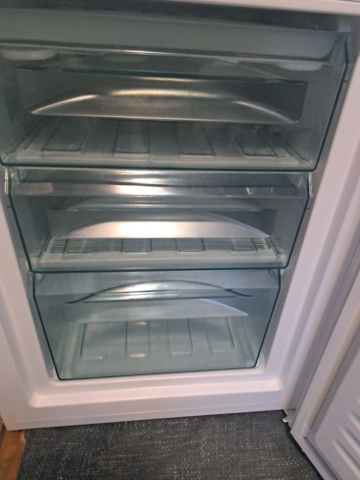 Frigider marca   OK   adus din Austria nou folosit 6 luni. Il vand pt ca am nevoie de unil mai mare clasa   A ++ consuma foarte putin.