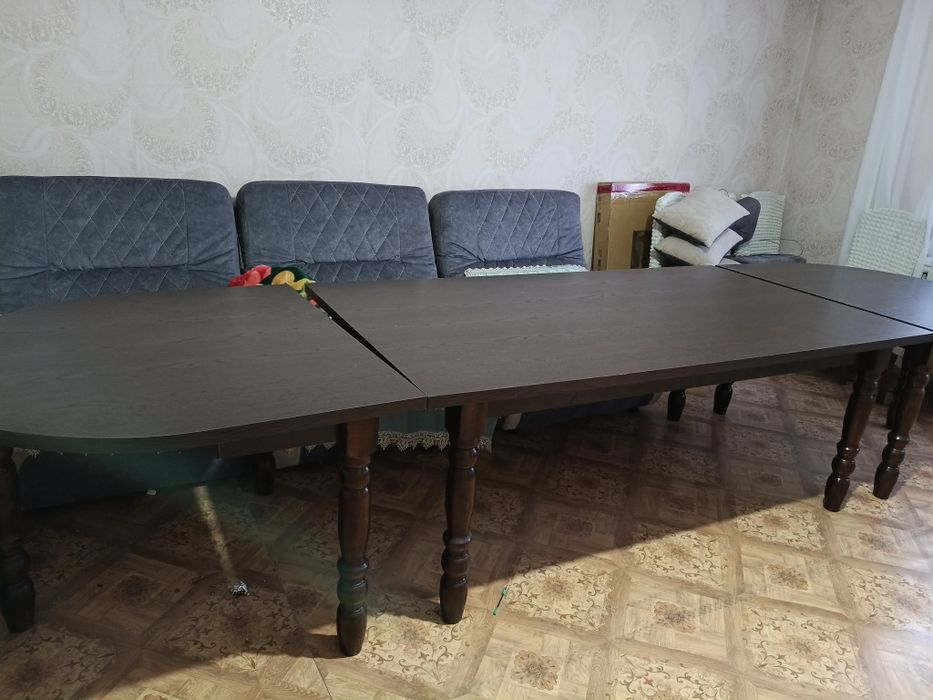 Продается стол в гостиную 4 м