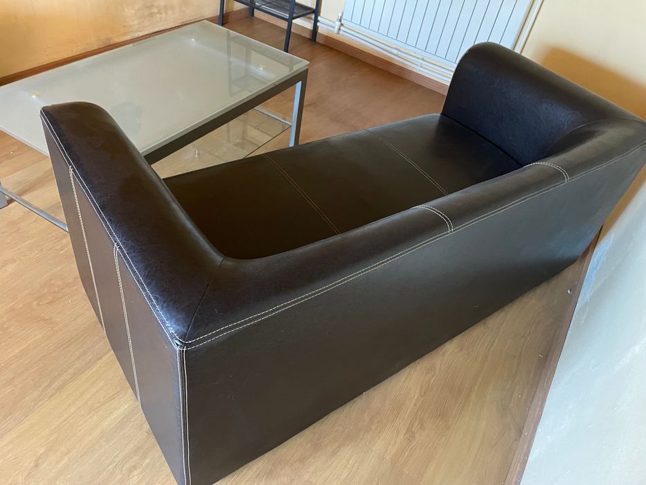 Canapea piele ecologică și măsuță de sticlă