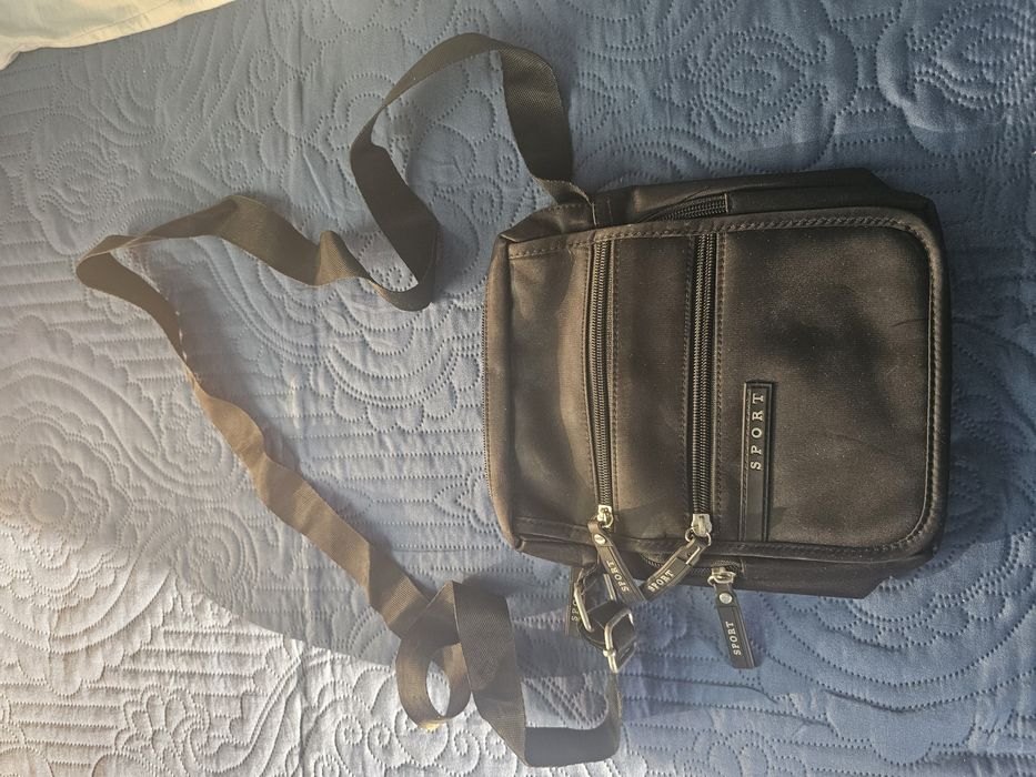 Мъжки чанти за рамо кожени и от плат.Чантата с надпис адидас е платнен