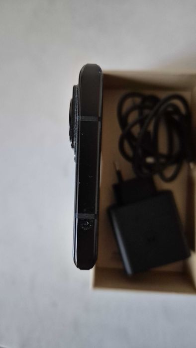 Vand Motorola Edge 30 Ultra, black. Garantie extinsa 2 ani.