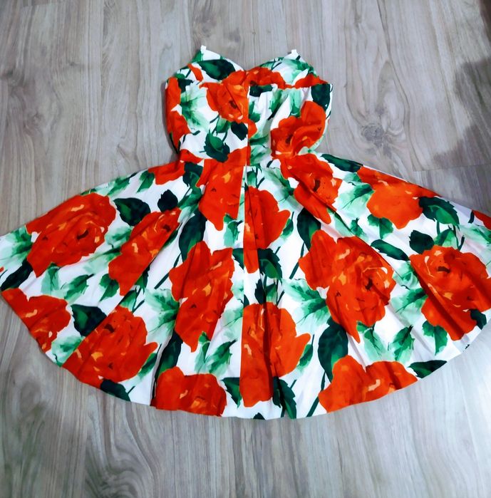 Дамска рокля с рози