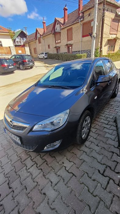 Vând opel astra j2010