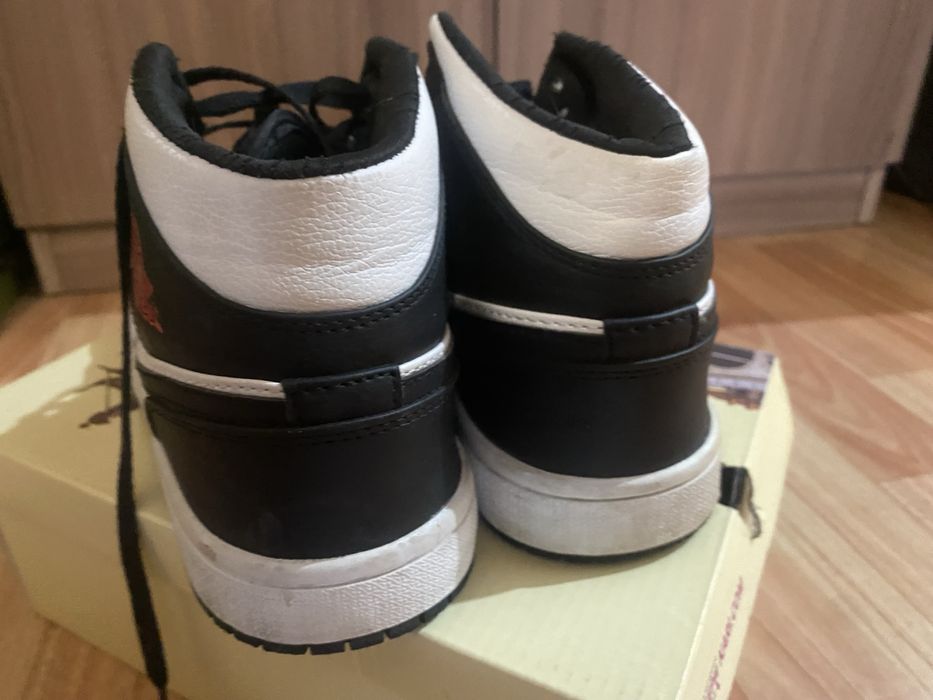 Кроссовки джорданы черно-белые