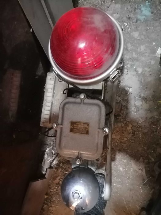 Голям и мощен званец със сигнална лампа