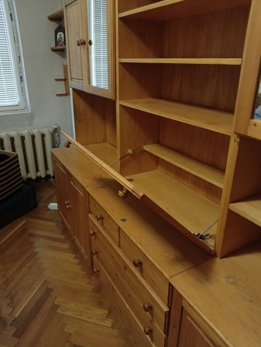 Легла и секция от масивно дърво. Продават се и на отделни модули.