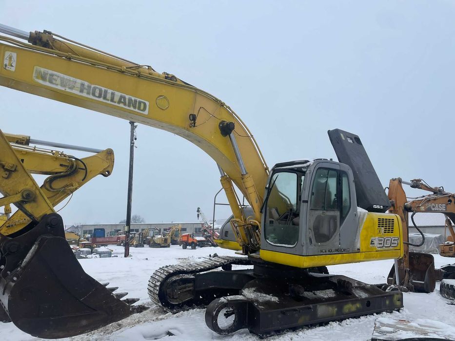 Dezmembrez piese excavator pe senile New Holland E 305
