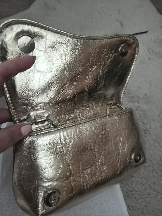 Златиста чанта Zara