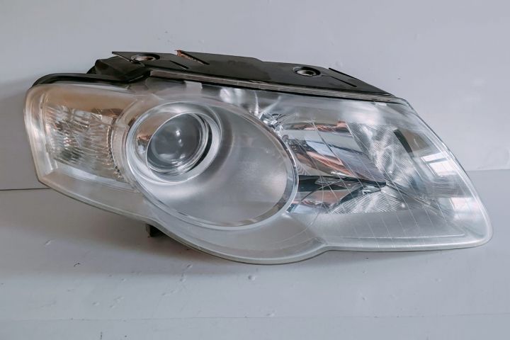 Far  Hella dreapta 3C0941006J / 3C0 941 006 J / 1EL24701402 Volkswage