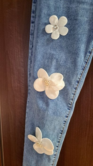 Blugi cu aplicații,noi