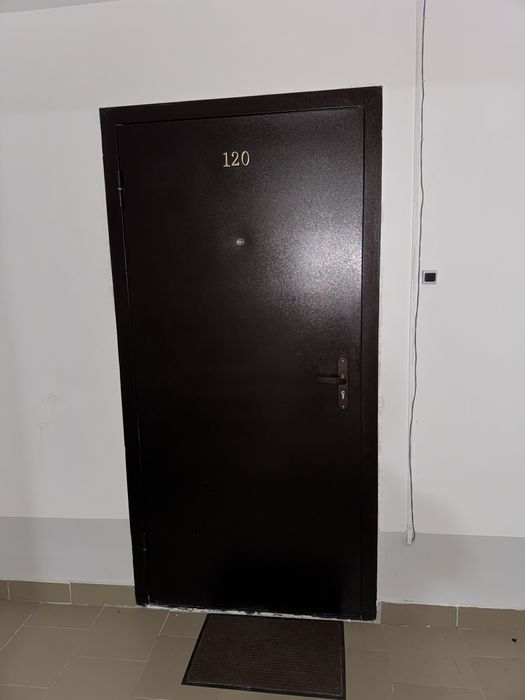 Продам входную металлическую дверь