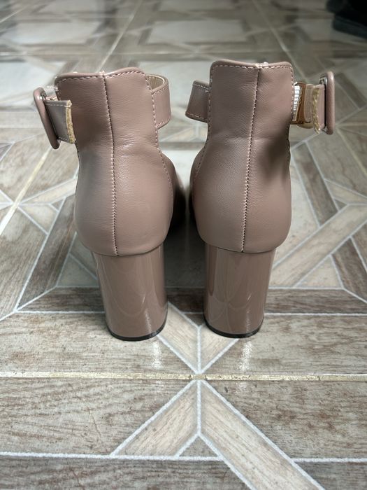 Продаются бежевые кожаные туфли