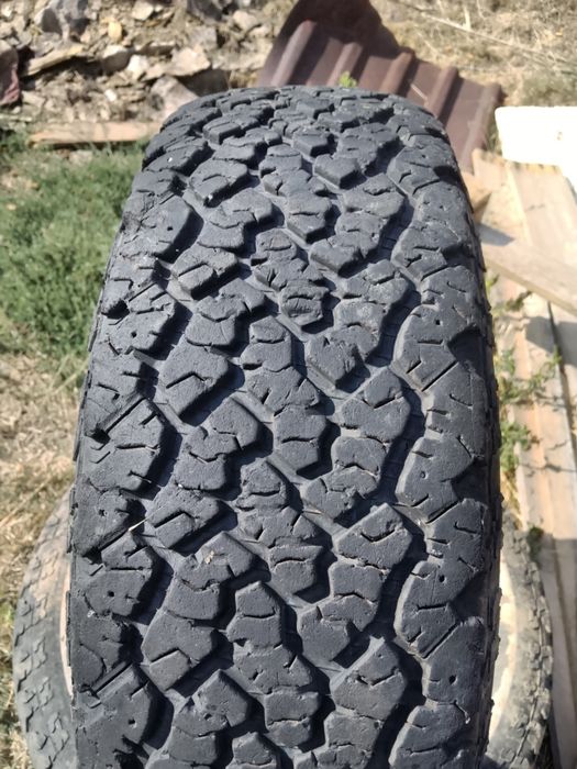 3бр гуми 225 75 16 джип all terrain

София възможност за лично предаване.