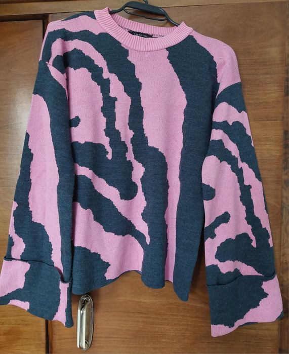 Пуловер Trendyol с разкрояващи се ръкави в розов и тъмно син цвят