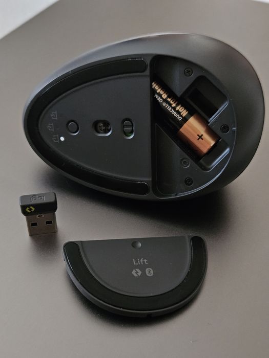 Logitech Lift - mouse ergonomic pentru sesiuni lungi de lucru
