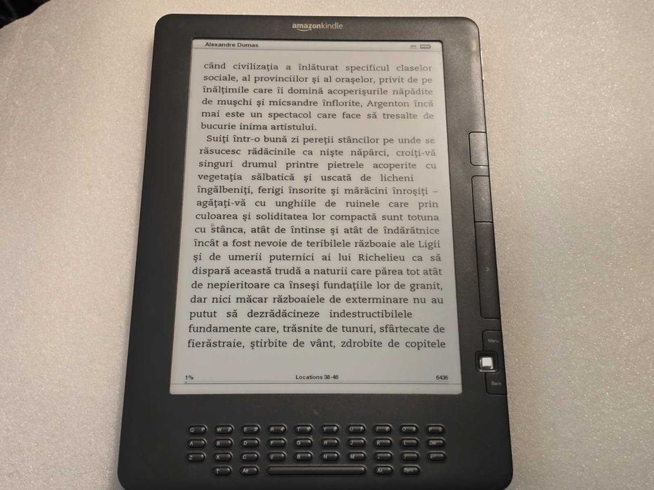 Amazon Kindle DX Graphite (Model D00801) - 9.7" E-ink Pearl - 4GB - PDF Native