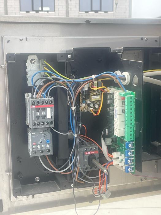 Vand aspiratoare profesionale self service