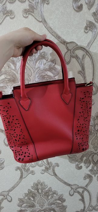 Женская красная сумка