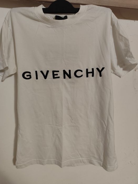 Tricou givenchy în stare bună are defect la eticheta puțin