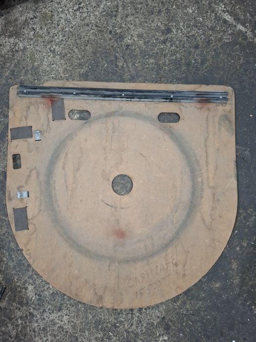 Пол в багажник Карина е