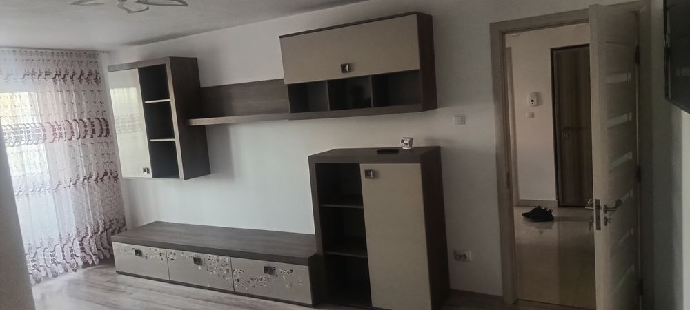 Închiriez apartament 4 camere.