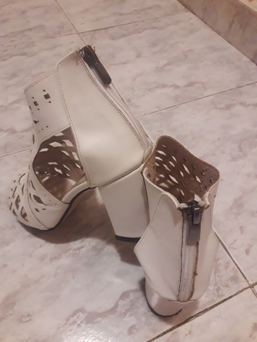 Бели сандали- дамски