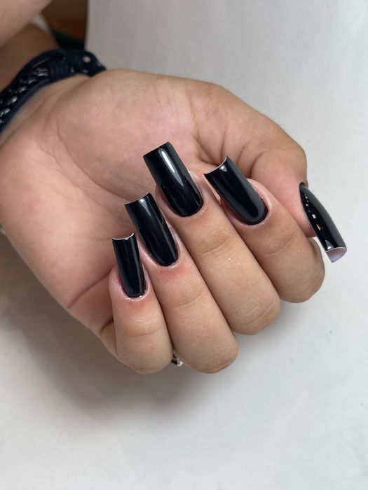 Buna,sunt manichiurista de 9 și îmi iubesc meseria.