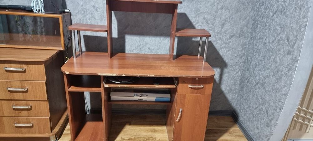 Компьютерный стол, 2 раскладных кресла  и  чехол  для машины