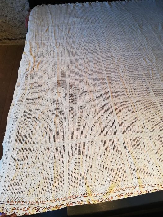 Покривка за легло плетена на една кука