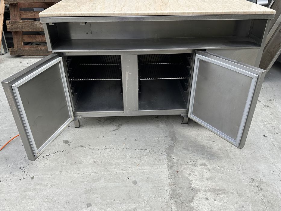 Хладилна маса островна с каменен плот