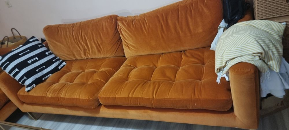 Двойка дивани с гъши пух и холна  масичка