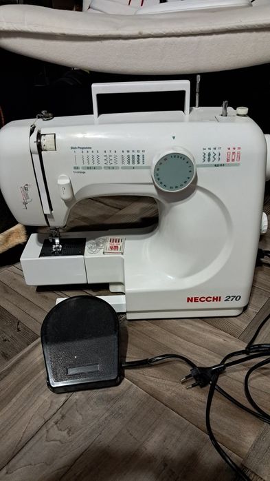Mașină de cusut NECCHI