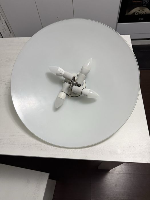 Продам потолочную люстру