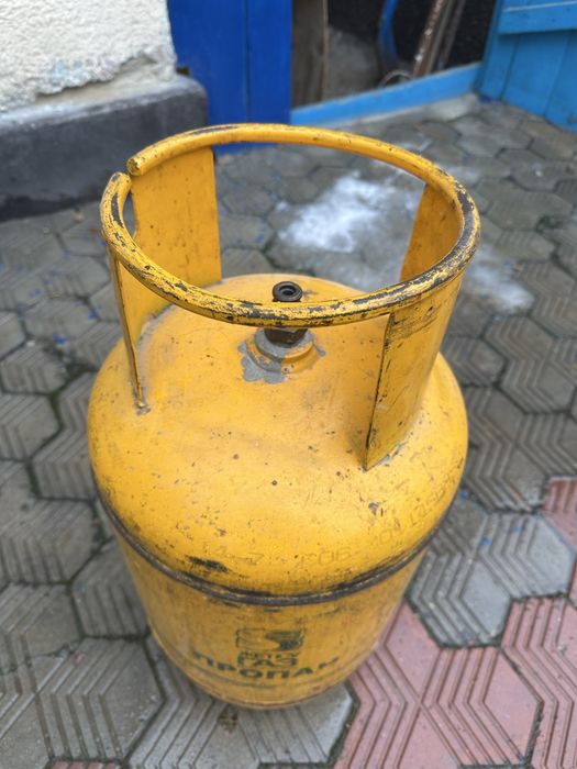 В продаже желтые баллоны для газа маленькие