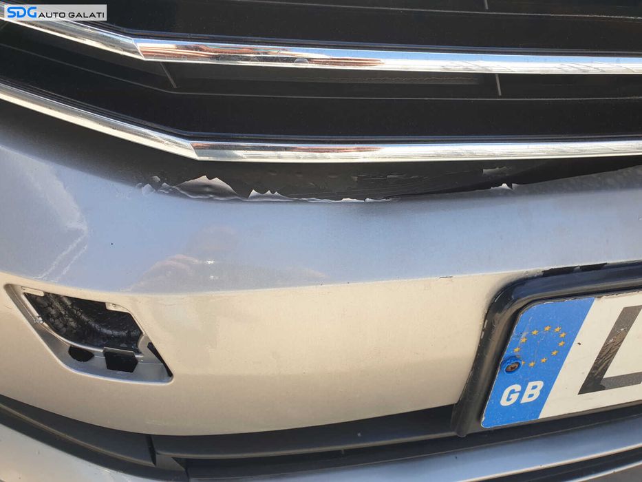 Bara Spoiler Fata cu Grile si Proiectoare Fara Grila cu Emblema cu Imperfectiuni Volkswagen Passat B8 2015 - 2019 Culoare LB7W [C3912]
